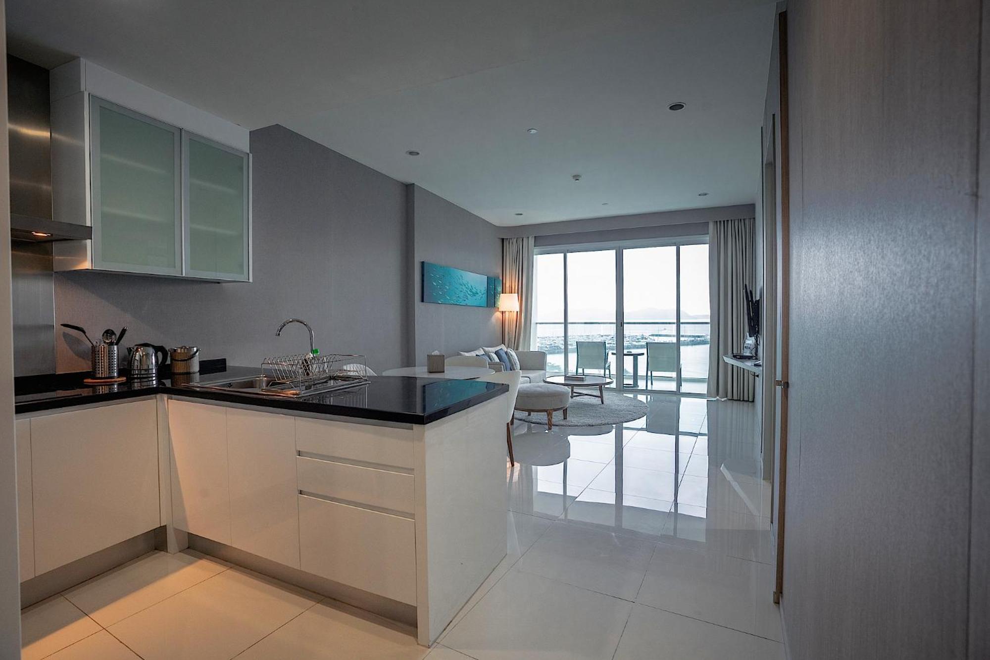 Movenpick Residences Pattaya With Ocean View Na Chom Thian Exteriör bild