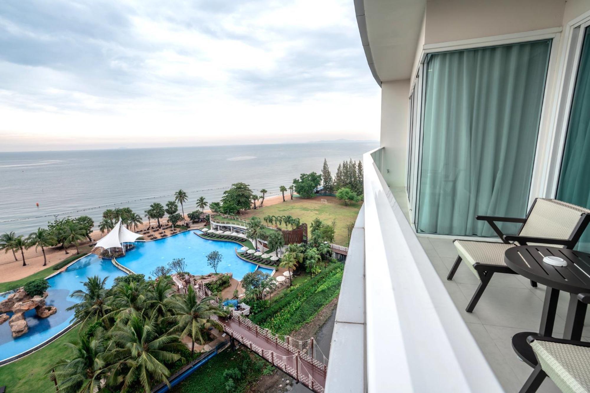 Movenpick Residences Pattaya With Ocean View Na Chom Thian Exteriör bild