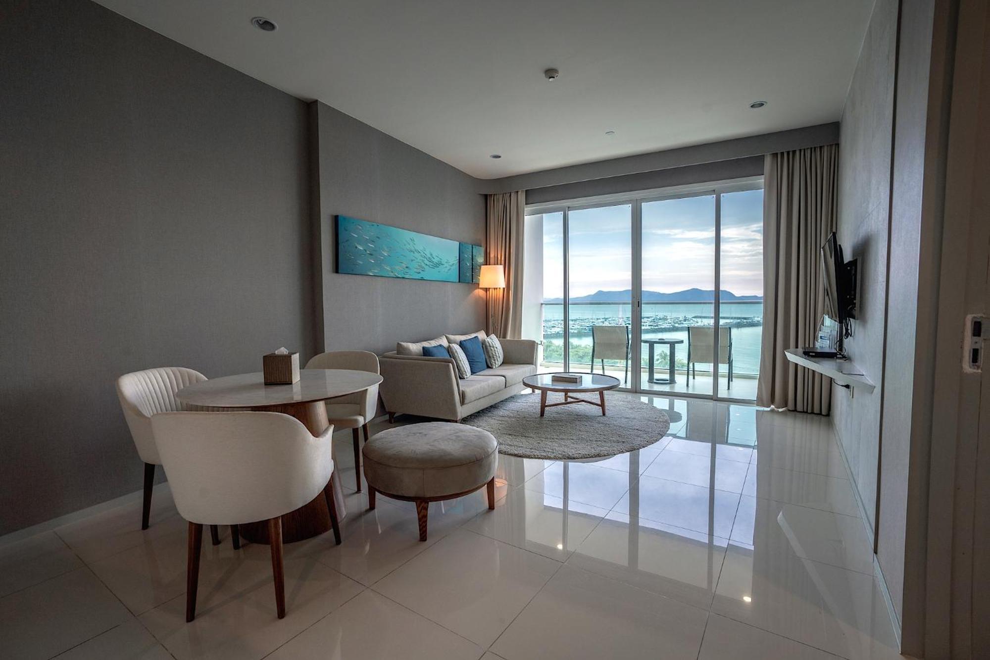 Movenpick Residences Pattaya With Ocean View Na Chom Thian Exteriör bild