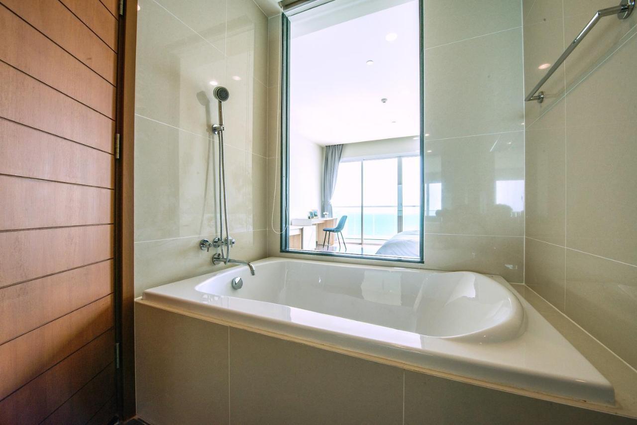 Movenpick Residences Pattaya With Ocean View Na Chom Thian Exteriör bild