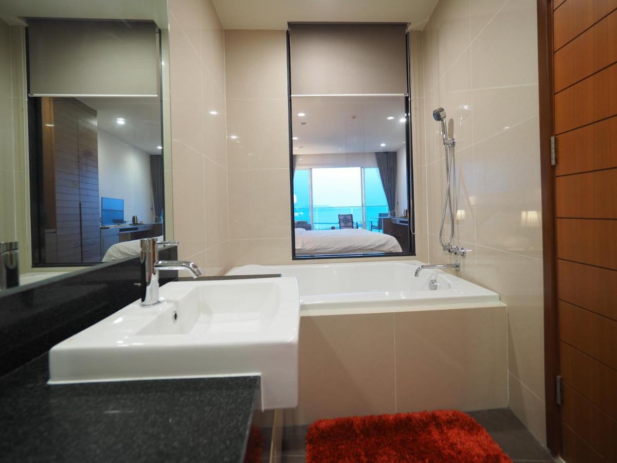Movenpick Residences Pattaya With Ocean View Na Chom Thian Exteriör bild